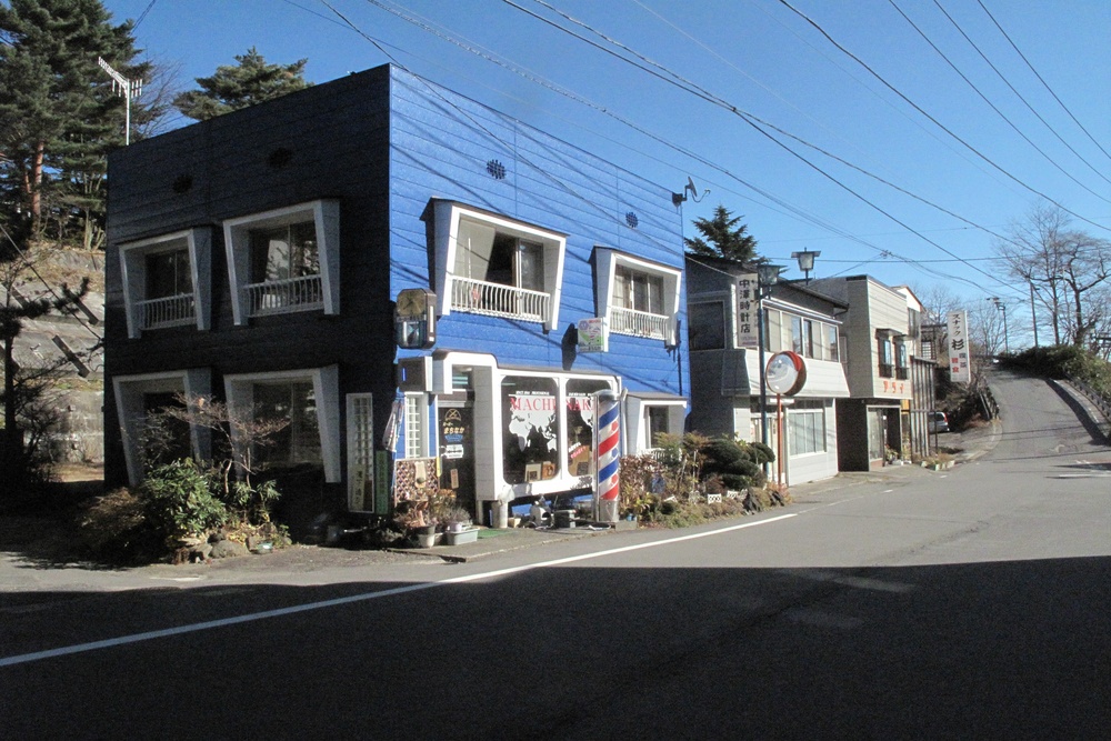 青い建物について