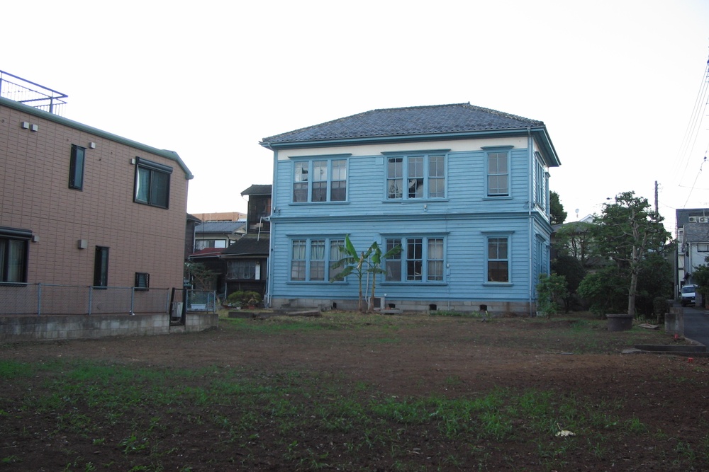 青い建物について